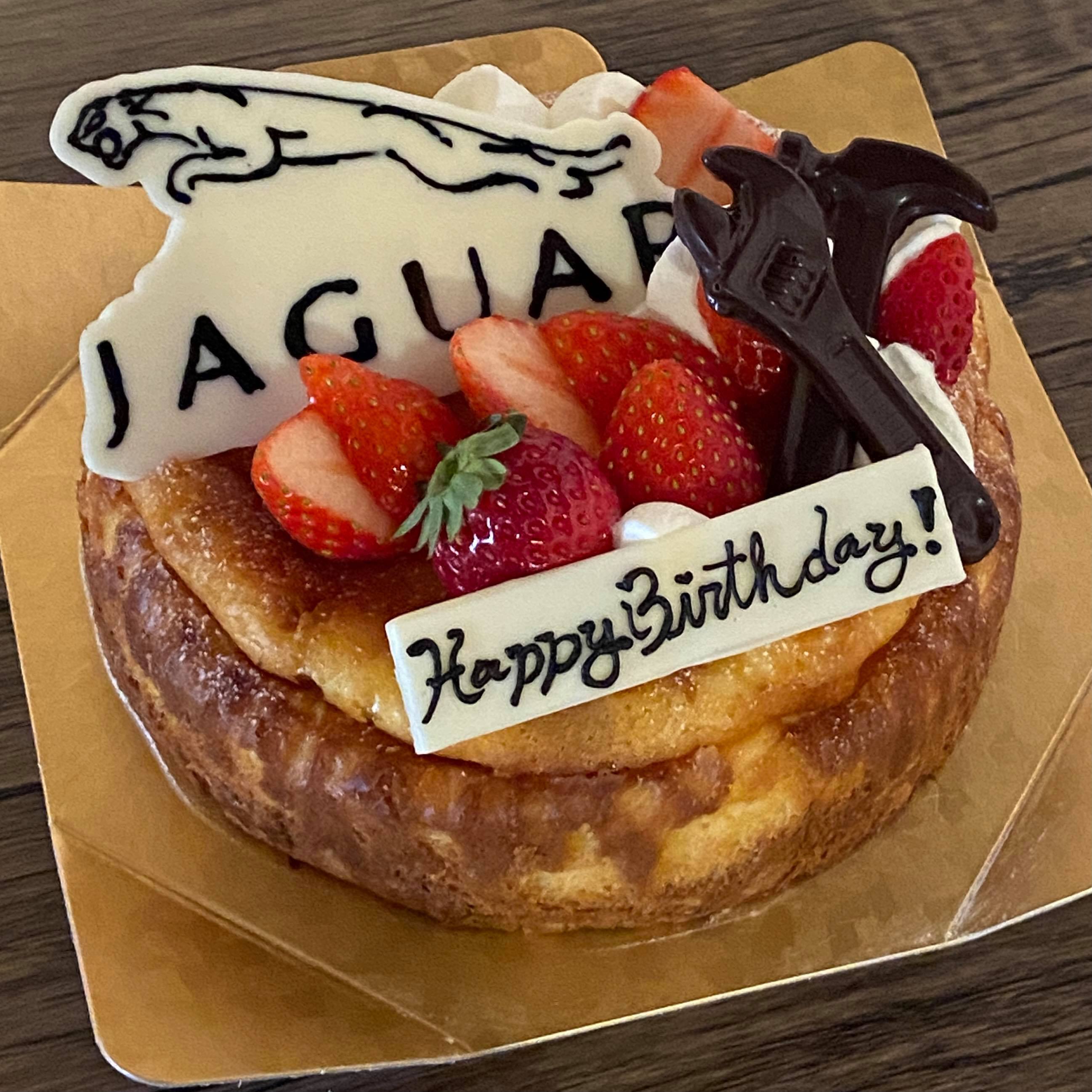 大切な工具を乗せたフルオーダーケーキをお届けしました