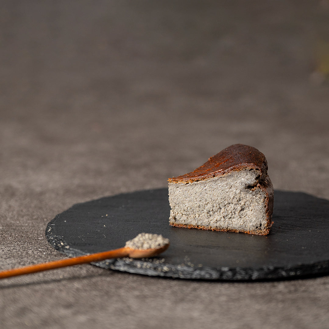 濃厚黒ゴマのとっておきチーズケーキ(冷凍配送)